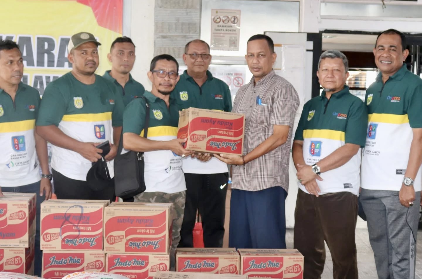 Direktur Utama Perumdam Tirta Daroy, H T Novizal Aiyub bersama jajarannya menyerahkan bantuan sembako kepada korban kebakaran Gampong Ateuk Pahlawan yang langsung diterima oleh Keuchik Ateuk Pahlawan, Asman. Minggu 23 Februari 2025. Foto: Humas Perumdam Tirta Daroy