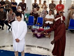 Pasangan Gay dan Penjudi di Banda Aceh Dicambuk Depan Umum