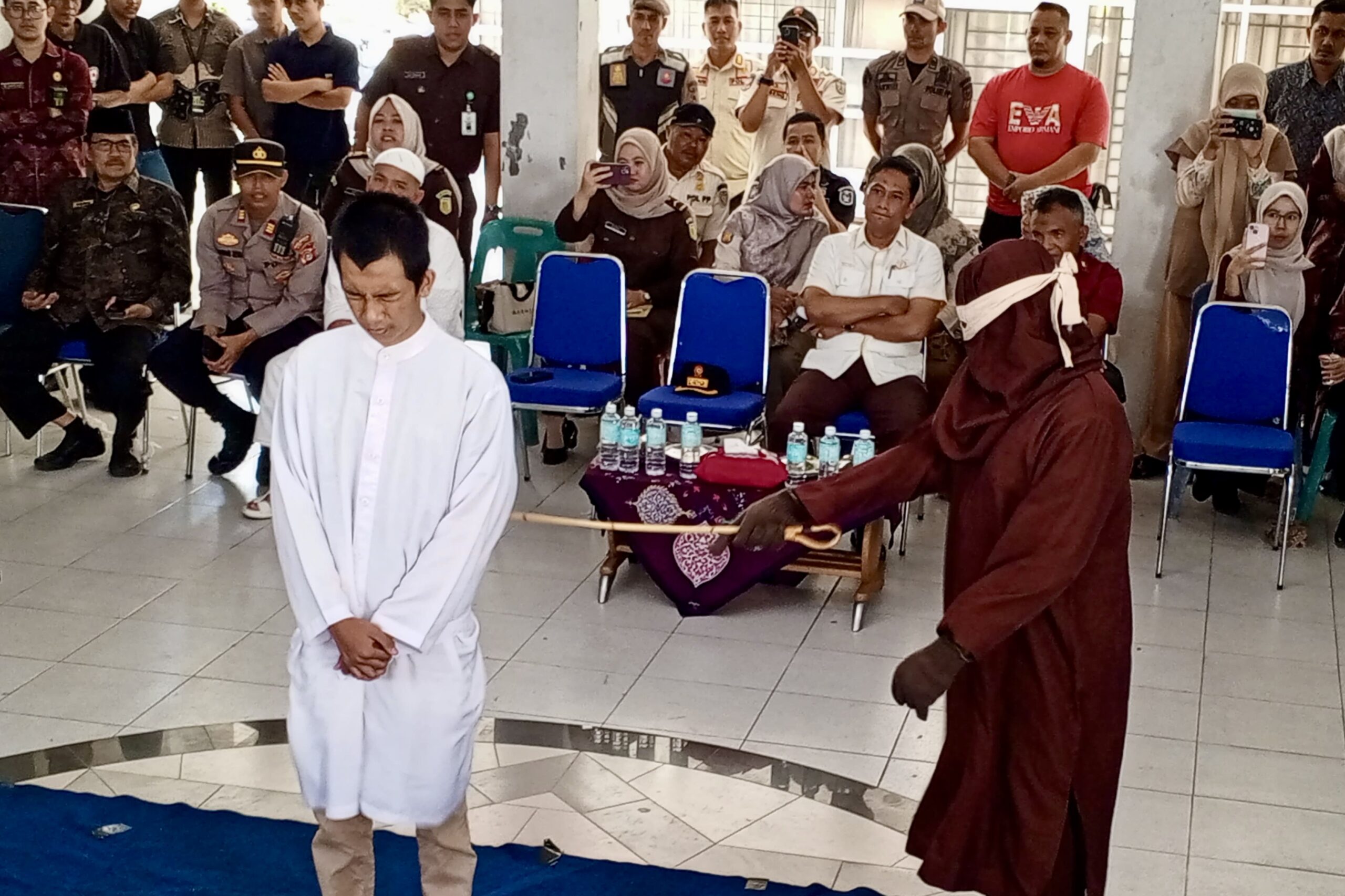 Salah satu pasangan gay di Banda Aceh menjalani eksekusi cambuk. Foto: Acehonline.co