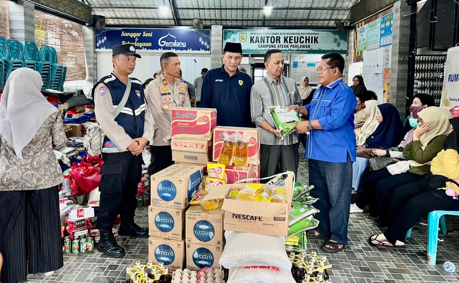 Ketua DPD PAN Banda Aceh, Aminullah Usman bersama Ketua Fraksi PAN DPRK Banda Aceh, Sofyan Helmi menyerahkan bantuan sembako kepada korban kebakaran di Gampong Ateuk Pahlawan yang langsung diterima oleh Keuchik Ateuk Pahlawan, Asman. Jumat 21 Februari 2025. Foto: Humas DPD PAN Banda Aceh.