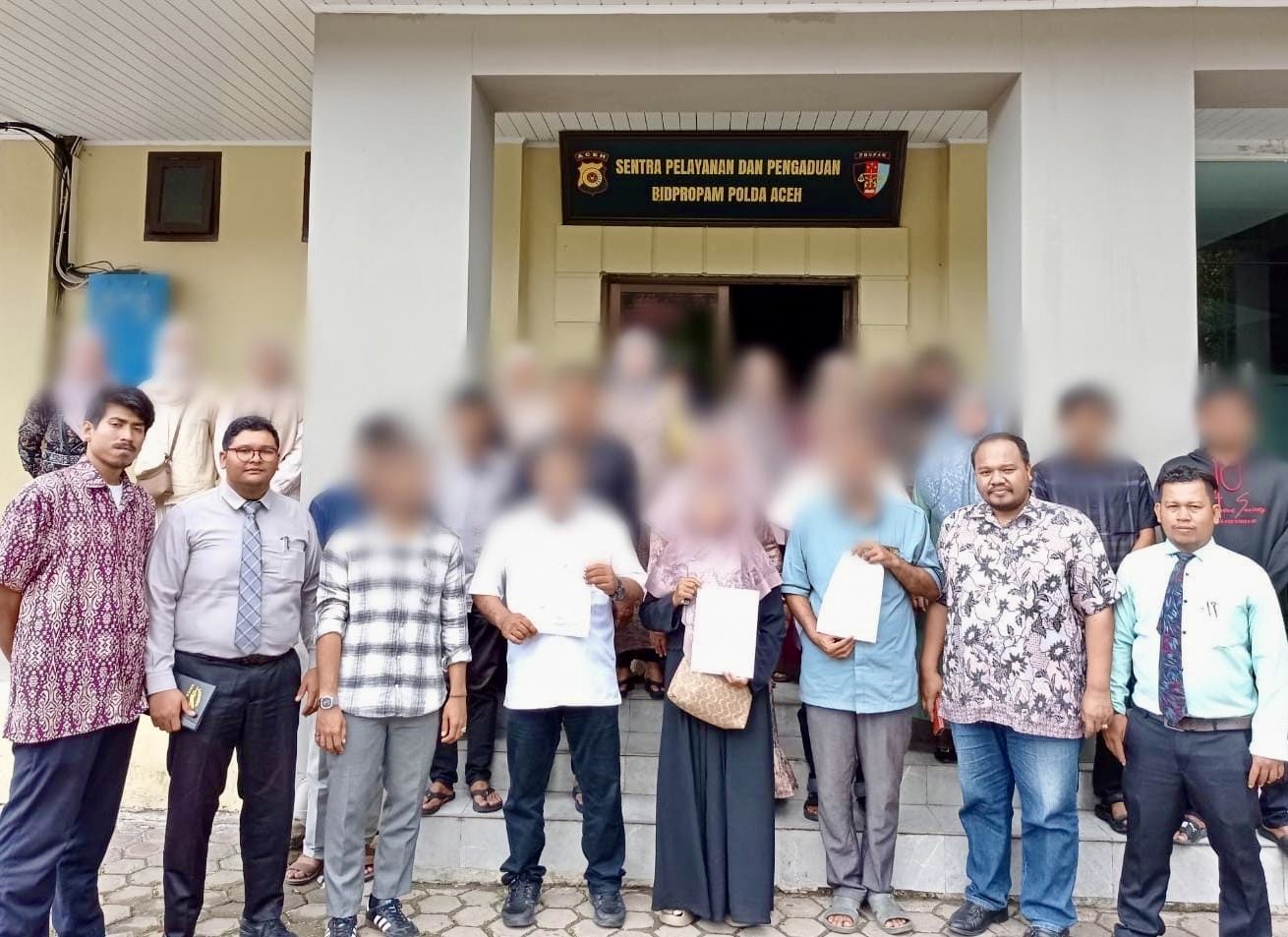 Masyarakat bersama perangkat Gampong Deah Glumpang, Meuraxa, Banda Aceh, didampingi Tim Pengacara Kantor Hukum Teuku Rachmad Kurniawan dan Rekan melaporkan seorang oknum kepolisian berinisial S ke Bidang Propam Polda Aceh. Jumat (14/2/2025).