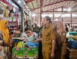Jelang Ramadan, Wagub Fadhlullah Tinjau Harga Bahan Pokok di Pasar Almahirah 