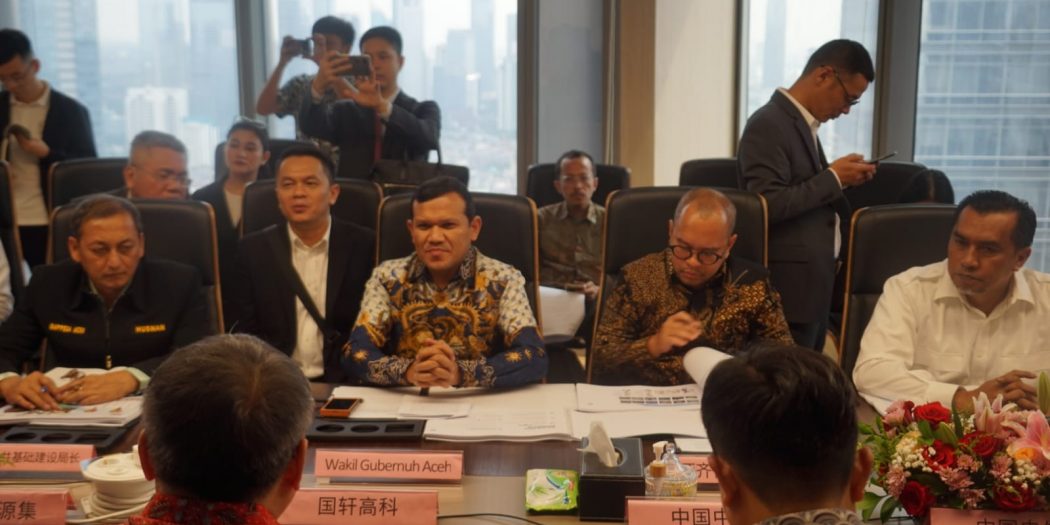 Wakil Gubernur Aceh, Fadhlullah, SE, saat memberikan sambutan pada Forum Komunikasi Investasi dan Pembangunan Infrastruktur antara Pemerintah Aceh dengan Investor Tiongkok, yang diselenggarakan PT Global Invesment bersama PT Gotion Indonesia Materials di Gedung World Capital Tower, Jakarta, Senin, (3/3/2025). (Foto: Humas BPPA)