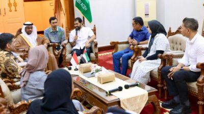 Gubernur Aceh, Muzakir Manaf, didampingi Plt. Sekda Aceh, Drs. Alhudri, MM, saat menerima kunjungan Duta Besar Uni Emirat Arab (UEA) untuk Republik Indonesia, H.E.Abdulla Salem Al Dhaheri, beserta Direktur Mubadala Energy Indonesia, Abdulla Bu Ali, dan rombongan, di Meuligoe Gubernur Aceh, Banda Aceh, Minggu, (9/3/2025).