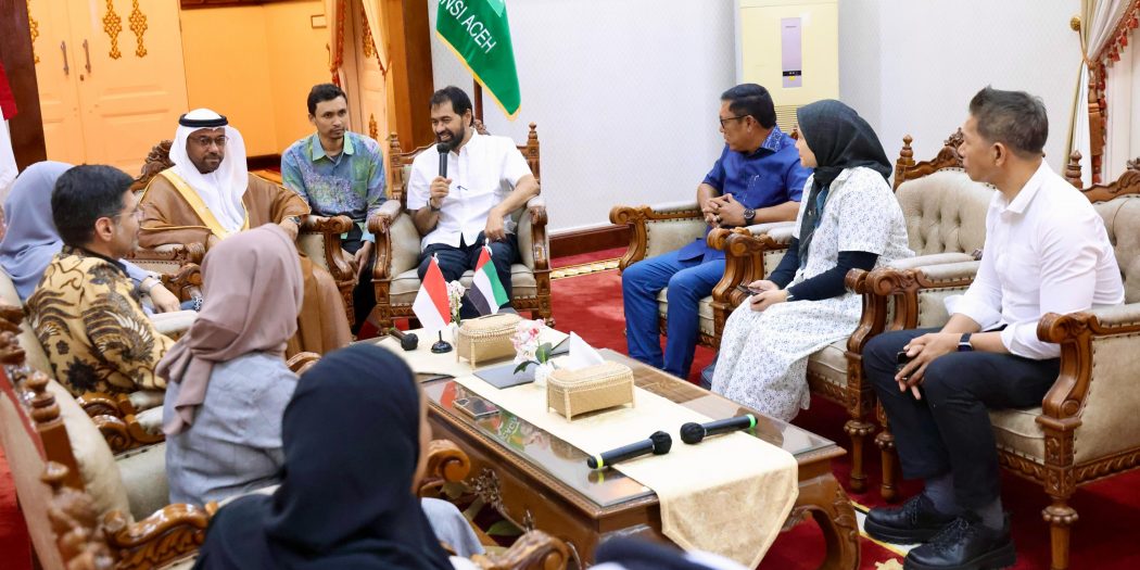 Gubernur Aceh, Muzakir Manaf, didampingi Plt. Sekda Aceh, Drs. Alhudri, MM, saat menerima kunjungan Duta Besar Uni Emirat Arab (UEA) untuk Republik Indonesia, H.E.Abdulla Salem Al Dhaheri, beserta Direktur Mubadala Energy Indonesia, Abdulla Bu Ali, dan rombongan, di Meuligoe Gubernur Aceh, Banda Aceh, Minggu, (9/3/2025).