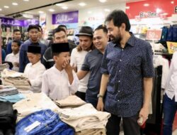 Gubernur Mualem Boyong 120 Anak Yatim Belanja Baju Lebaran