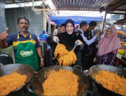 Wali Kota Illiza Berburu Takjil dan Bantu Para Pedagang Melayani Pembeli