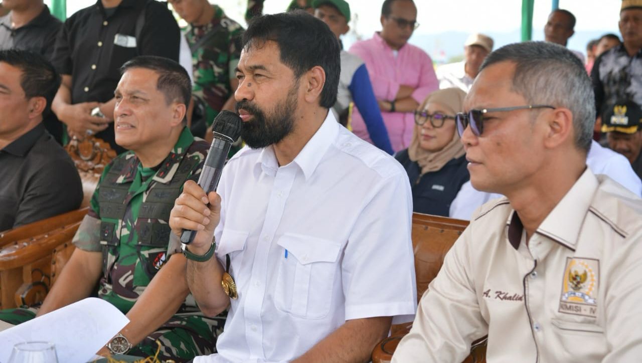 Gubernur Mualem melakukan video conference dengan Presiden Prabowo Subianto saat panen raya serentak, Senin (7/4/2025). Foto : Biro Adpim.