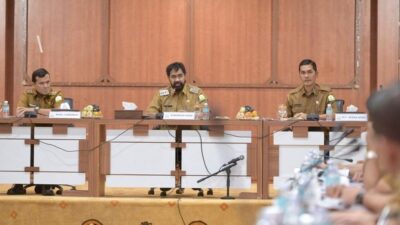 Gubernur Aceh, Muzakir Manaf, didampingi Wakil Gubernur Aceh, Fadhlullah, SE, dan Plt. Sekda Aceh, M. Nasir, S.IP, MPA, saat menggelar Rapat Pimpinan bersama seluruh Kepala SKPA/Biro dan Instansi Vertikal di Gedung Serbaguna, Setda Aceh, Banda Aceh, Selasa (8/4/2025).