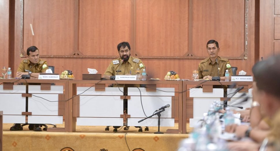 Gubernur Aceh, Muzakir Manaf, didampingi Wakil Gubernur Aceh, Fadhlullah, SE, dan Plt. Sekda Aceh, M. Nasir, S.IP, MPA, saat menggelar Rapat Pimpinan bersama seluruh Kepala SKPA/Biro dan Instansi Vertikal di Gedung Serbaguna, Setda Aceh, Banda Aceh, Selasa (8/4/2025).