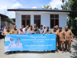 Wali Kota Illiza Serahkan Bantuan Rumah Layak Huni untuk Warga Ilie