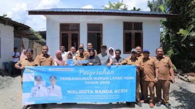 Wali Kota Illiza Serahkan Bantuan Rumah Layak Huni untuk Warga Ilie