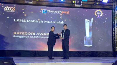 Plt Direktur Utama PT LKMS Mahirah Muamalah, Mufied Alkamal S.Sos.I, S.E, M.E, menerima The Aceh Post Awards yang diserahkan langsung oleh Pimpinan Redaksi The Aceh Post, Nasir Nurdin.