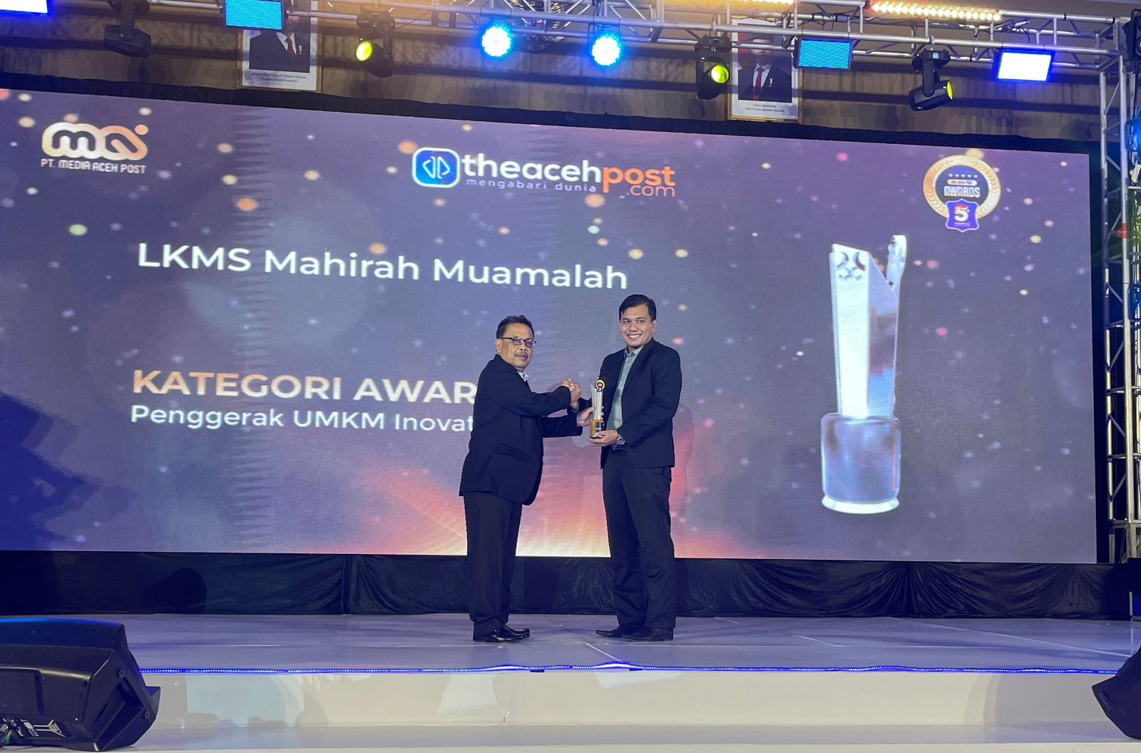 Plt Direktur Utama PT LKMS Mahirah Muamalah, Mufied Alkamal S.Sos.I, S.E, M.E, menerima The Aceh Post Awards yang diserahkan langsung oleh Pimpinan Redaksi The Aceh Post, Nasir Nurdin.