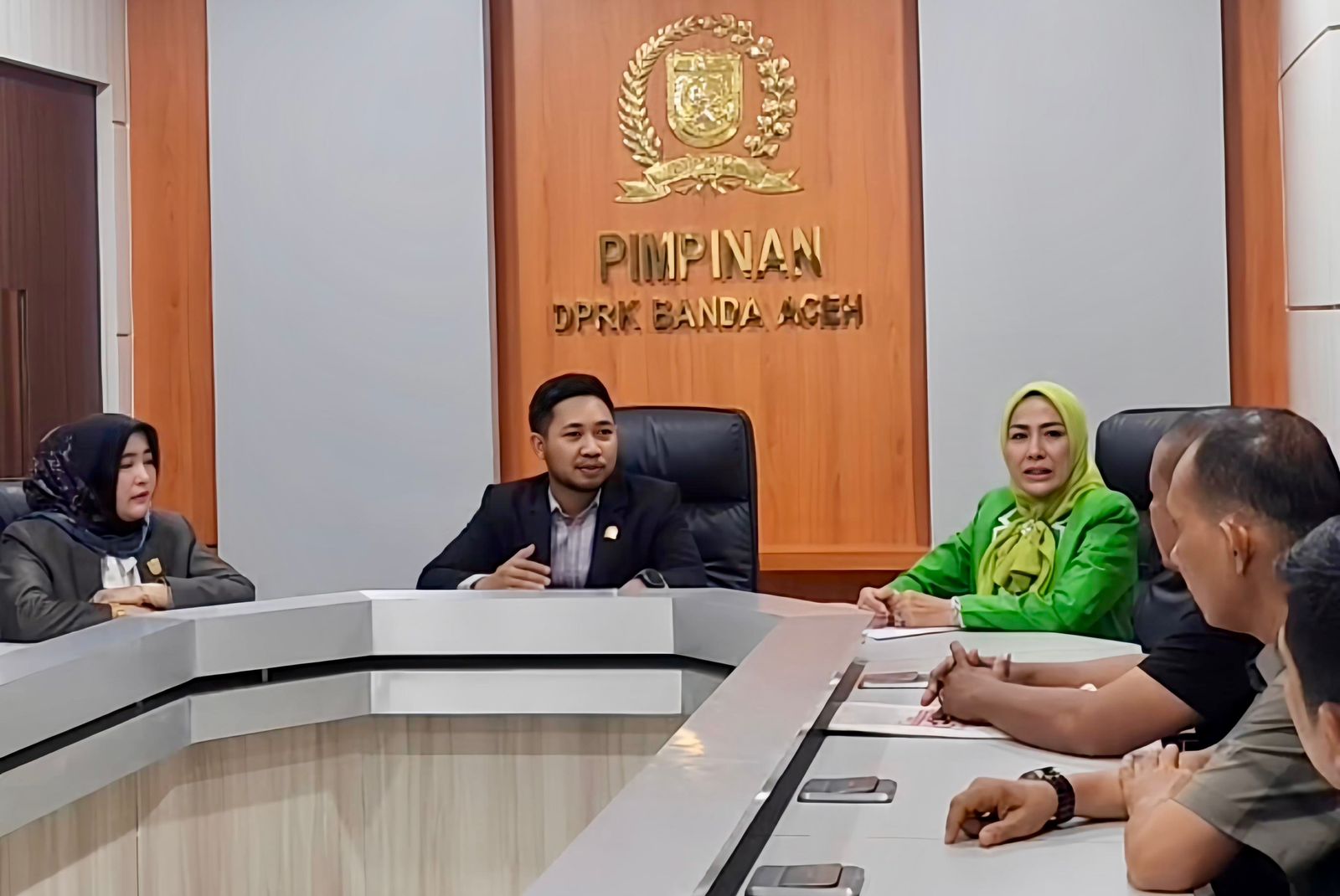 Komisi II DPRK Banda Aceh, Zidan Al Hafidh menerima audiensi dari perwakilan pedagang Pasar Atjeh Shopping Center. Sabtu, 19 Juli 2025.