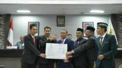 Gubernur Aceh bersama Ketua DPRA, Sekda Aceh selaku Ketua TAPA dan Pimpinan DPRA foto bersama seusai pengesahan dan penandatanganan APBA-P 2025 di DPRA, Senin, 29 September 2025. (Foto Humas Aceh)