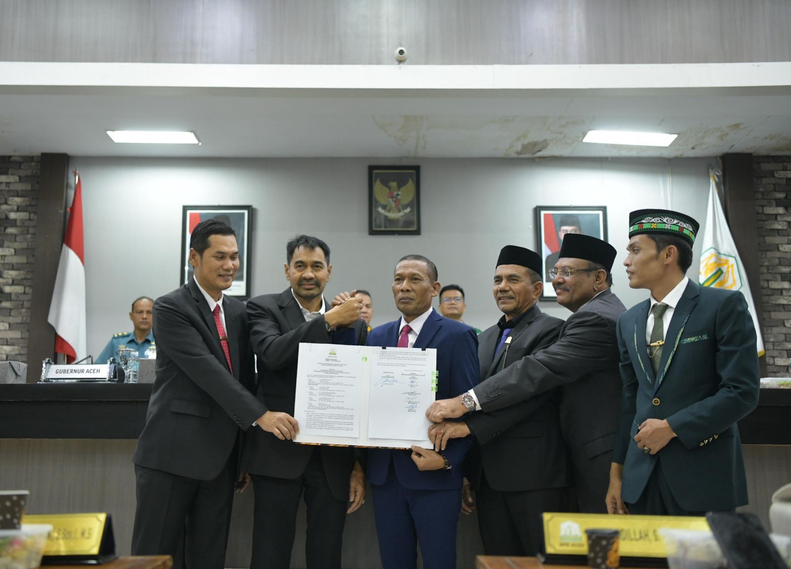 Gubernur Aceh bersama Ketua DPRA, Sekda Aceh selaku Ketua TAPA dan Pimpinan DPRA foto bersama seusai pengesahan dan penandatanganan APBA-P 2025 di DPRA, Senin, 29 September 2025. (Foto Humas Aceh)