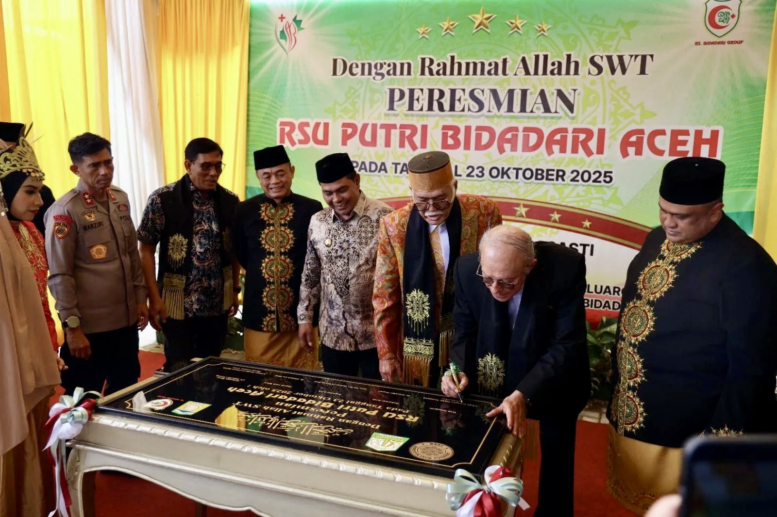 Wali Nanggroe Aceh, Paduka Yang Mulia Tgk. Malik Mahmud Al-Haythar menandatangani prasasti beroperasinya RSU Putri Bidadari Aceh di Jalan Soekarno-Hatta, Gampong Lamreung, Kecamatan Darul Imarah, Aceh Besar, Kamis, 23 Oktober 2025. (Foto Humas Wali Nanggroe)