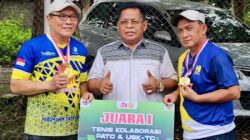 Ketua Umum BAVETI Aceh yang juga pemilik club ATC, H. Aminullah Usman, SE. Ak, MM (tengah) foto bersama Murwansyah/Didi peraih Juara 1 Turnamen Tenis Kolaborasi Patc & USK-TC Tahun 2025.