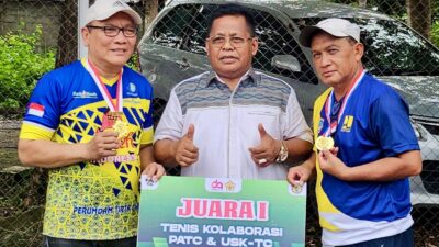 Ketua Umum BAVETI Aceh yang juga pemilik club ATC, H. Aminullah Usman, SE. Ak, MM (tengah) foto bersama Murwansyah/Didi peraih Juara 1 Turnamen Tenis Kolaborasi Patc & USK-TC Tahun 2025.