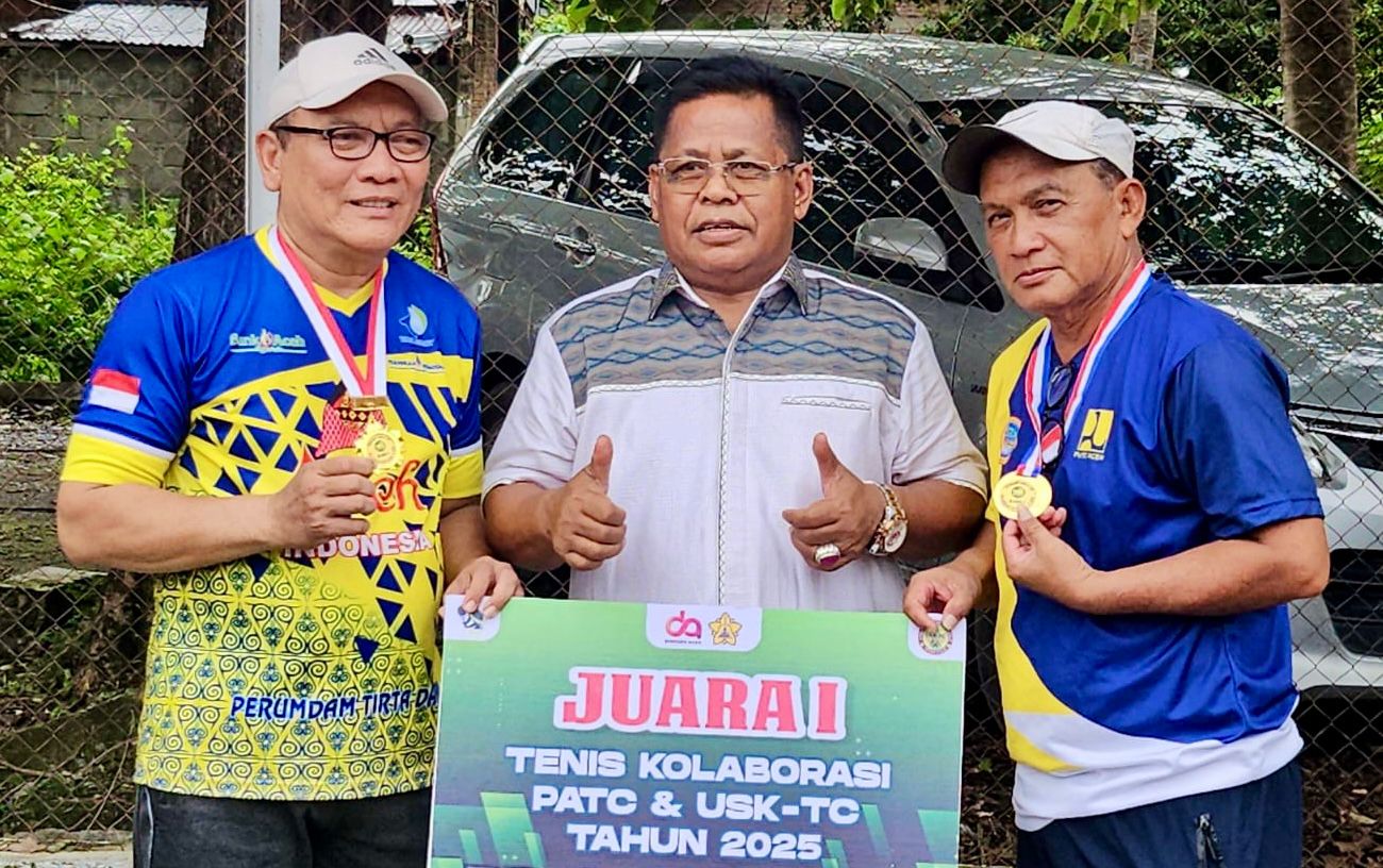 Ketua Umum BAVETI Aceh yang juga pemilik club ATC, H. Aminullah Usman, SE. Ak, MM (tengah) foto bersama Murwansyah/Didi peraih Juara 1 Turnamen Tenis Kolaborasi Patc & USK-TC Tahun 2025.