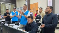 Direktur Utama PLN, Darmawan Prasodjo (ketiga dari kanan) memimpin langsung proses penyambungan sistem kelistrikan Aceh dengan sistem besar Sumatra siang tadi di Kantor PLN Unit Pelaksana Pengatur Beban (UP2B) Sumatera Bagian Utara, Medan (17/12). Dengan tersambungnya sistem tersebut, pasokan listrik di Kota Banda Aceh kini telah pulih sepenuhnya.