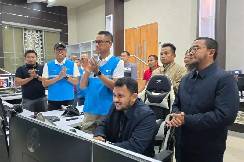 Direktur Utama PLN, Darmawan Prasodjo (ketiga dari kanan) memimpin langsung proses penyambungan sistem kelistrikan Aceh dengan sistem besar Sumatra siang tadi di Kantor PLN Unit Pelaksana Pengatur Beban (UP2B) Sumatera Bagian Utara, Medan (17/12). Dengan tersambungnya sistem tersebut, pasokan listrik di Kota Banda Aceh kini telah pulih sepenuhnya.