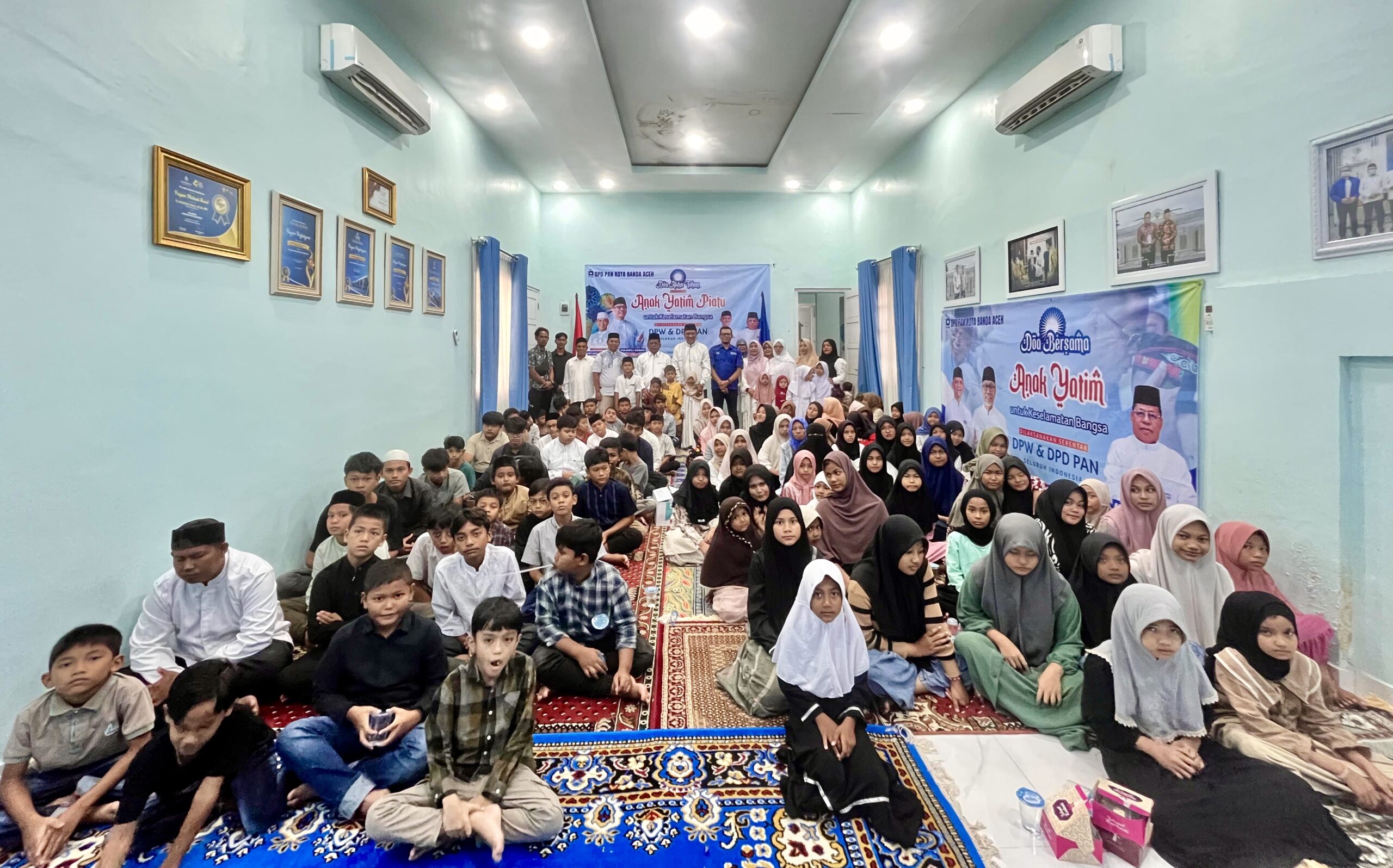 Foto bersama Ketua DPD PAN Banda Aceh, H. Aminullah Usman, SE. Ak, MM bersama Ketua Fraksi PAN DPRK Banda Aceh, Sofyan Helmi, SE, M.Si, Pimpinan DPRK Banda Aceh, Dr Musriadi, pengurus PAN Banda Aceh dan para anak yatim.