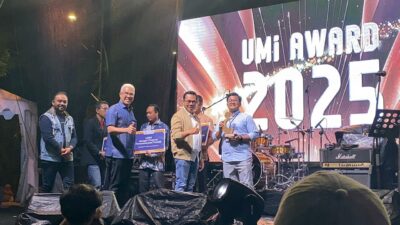 Wali Kota Batu, Nurochman, SH, MH, didampingi oleh Direktur Utama PIP, Ismed Saputra, SE, MM menyerahkan Penghargaan Penyalur Pembiayaan UMi dengan Pemberdayaan Terbaik Nasional Tahun 2025 dari Pusat Investasi Pemerintah (PIP) Kementerian Keuangan RI kepada Supervisor Pembiayaan PT LKMS Mahirah Muamalah, Alief Dhaifullah. 29 November 2025, di Balai Kota Among Tani, Kota Batu, Jawa Timur.