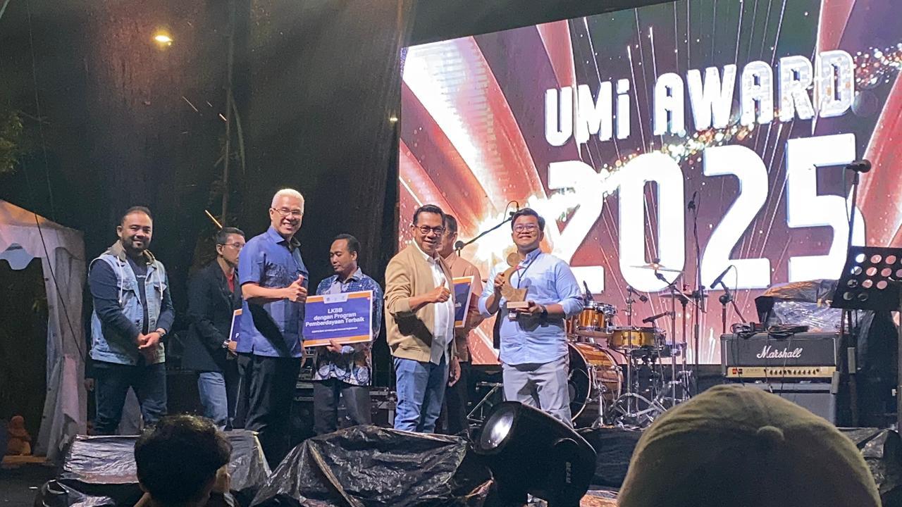 Wali Kota Batu, Nurochman, SH, MH, didampingi oleh Direktur Utama PIP, Ismed Saputra, SE, MM menyerahkan Penghargaan Penyalur Pembiayaan UMi dengan Pemberdayaan Terbaik Nasional Tahun 2025 dari Pusat Investasi Pemerintah (PIP) Kementerian Keuangan RI kepada Supervisor Pembiayaan PT LKMS Mahirah Muamalah, Alief Dhaifullah. 29 November 2025, di Balai Kota Among Tani, Kota Batu, Jawa Timur.