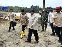 Mualem Dampingi Presiden Prabowo Tinjau Jembatan Bailey Teupin Mane dan Pos Pengungsian di Bireuen