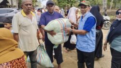 Kepala Cabang Teuku Umar (TU) Perumdam Tirta Daroy, Azhari menyalurkan bantuan kepada korban banjir di Kabupaten Pidie Jaya. Sabtu (27/12).