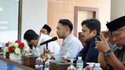 Ketua Komisi II, M Zidan Al Hafidh memimpin Rapat Dengar Pendapat (RDP) untuk membahas situasi genting terkait pemadaman listrik, kelangkaan Liquid Petroleum Gas (LPG), serta gangguan pasokan air Perusahaan Umum Daerah Air Minum (PERUMDAM) di wilayah Banda Aceh. Rapat berlangsung pada Senin (15/12/2025) di Gedung DPRK Banda Aceh.