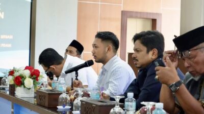 Ketua Komisi II, M Zidan Al Hafidh memimpin Rapat Dengar Pendapat (RDP) untuk membahas situasi genting terkait pemadaman listrik, kelangkaan Liquid Petroleum Gas (LPG), serta gangguan pasokan air Perusahaan Umum Daerah Air Minum (PERUMDAM) di wilayah Banda Aceh. Rapat berlangsung pada Senin (15/12/2025) di Gedung DPRK Banda Aceh.