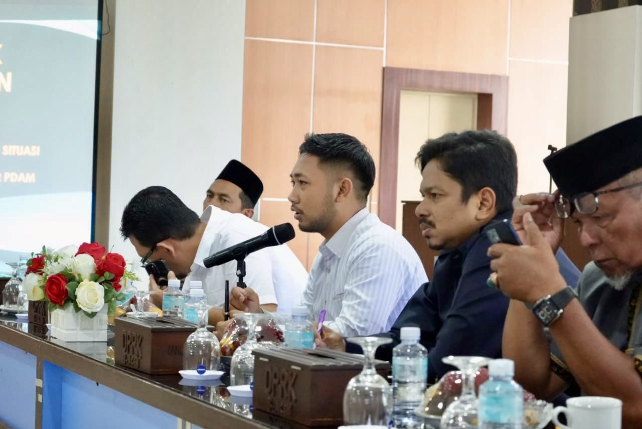 Ketua Komisi II, M Zidan Al Hafidh memimpin Rapat Dengar Pendapat (RDP) untuk membahas situasi genting terkait pemadaman listrik, kelangkaan Liquid Petroleum Gas (LPG), serta gangguan pasokan air Perusahaan Umum Daerah Air Minum (PERUMDAM) di wilayah Banda Aceh. Rapat berlangsung pada Senin (15/12/2025) di Gedung DPRK Banda Aceh.