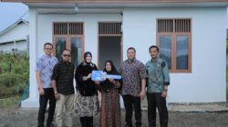Wali Kota Illiza Serahkan Rumah Layak Huni untuk Warga Lambaro Skep