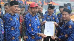 Di Bawah Guyuran Hujan, Gubernur Mualem Serahkan SK PPPK Paruh Waktu untuk Ribuan Honorer