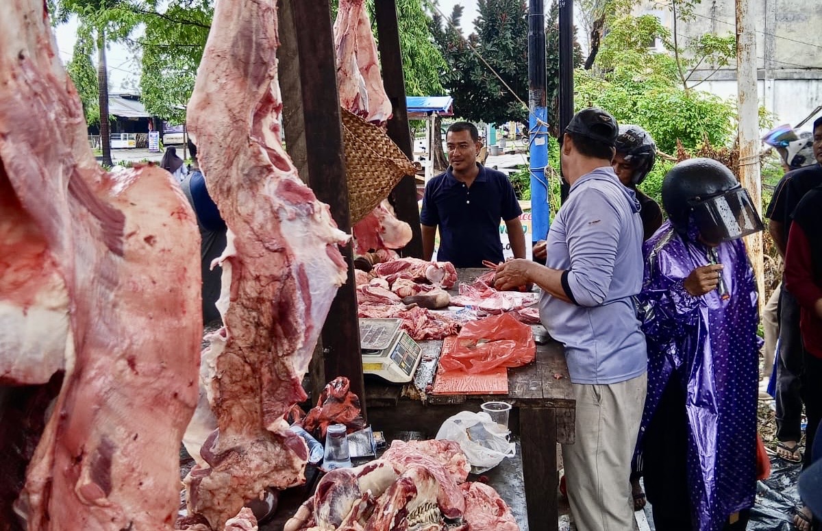 Kepala UPTD Rumah Potong Hewan (RPH) Banda Aceh Heriansyah melakukan monitoring lapangan Pasar Murah Daging Meugang Pemko Banda Aceh.