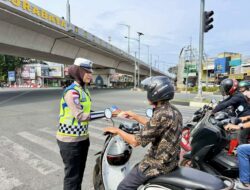 Bagi-bagi Stiker di Jalan, Cara Humanis Polda Aceh Ajak Warga Tertib Berkendara
