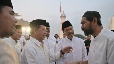 SINERGI PUSAT-DAERAH: Gubernur Aceh Muzakir Manaf (kanan) menyambut hangat Menteri Dalam Negeri Muhammad Tito Karnavian (kiri) saat menghadiri buka puasa bersama di halaman Masjid Raya Baiturrahman, Banda Aceh, Jumat (6/3/2026). Pertemuan ini menjadi momentum penguatan koordinasi percepatan pembangunan dan pemulihan Aceh pascabencana sesuai instruksi Presiden.