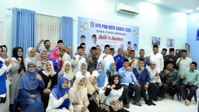 KONSOLIDASI INTERNAL: Anggota Fraksi PAN DPRK Banda Aceh, M. Zidan Al Hafidh, S.Ked berfoto bersama Ketua DPD PAN Banda Aceh Aminullah Usman, Sekretaris DPD Aulia Afridzal, dan pengurus DPD PAN Banda Aceh dalam acara buka puasa bersama 16 Ramadhan 1447 H.