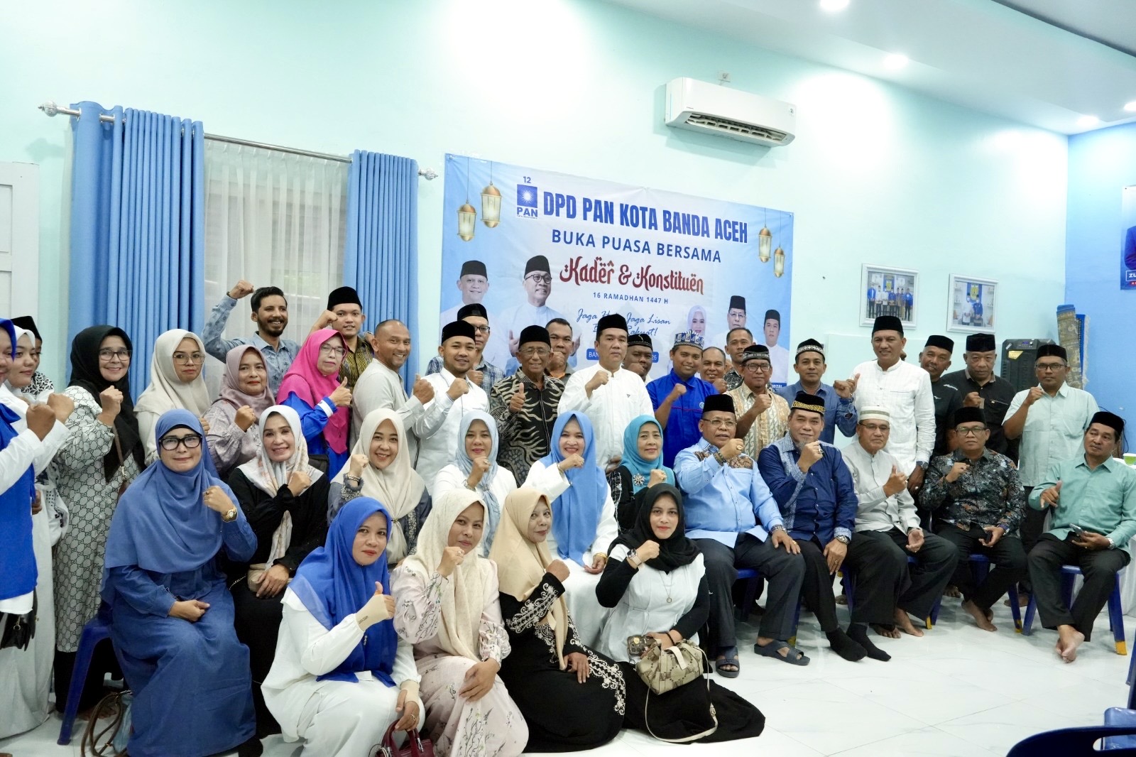 KONSOLIDASI INTERNAL: Anggota Fraksi PAN DPRK Banda Aceh, M. Zidan Al Hafidh, S.Ked berfoto bersama Ketua DPD PAN Banda Aceh Aminullah Usman, Sekretaris DPD Aulia Afridzal, dan pengurus DPD PAN Banda Aceh dalam acara buka puasa bersama 16 Ramadhan 1447 H.