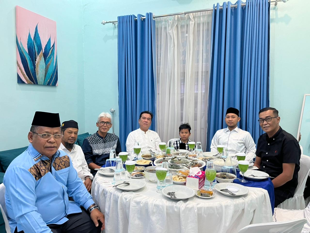 MOMEN KEBERSAMAAN: Ketua DPD PAN Banda Aceh, Aminullah Usman (kiri), duduk bersama Sekretaris Fraksi PAN DPRK Banda Aceh, Ismawardi (kanan), Sekretaris DPD PAN Banda Aceh/Wakil Ketua Fraksi, Aulia Afridzal, Anggota Fraksi, Zidan Al Hafidh, serta tokoh PAN, Zulkifli Abdi, dalam acara buka puasa bersama di Kantor DPD PAN Banda Aceh, Jumat (6/3/2026).