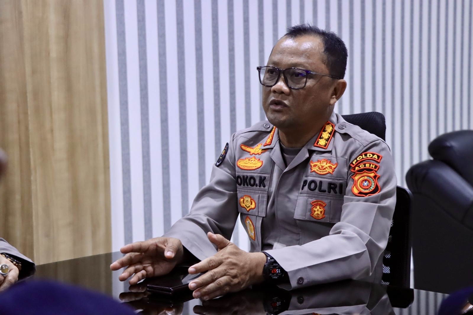 Kabid Humas Polda Aceh Kombes Pol. Joko Krisdiyanto, S.I.K., saat memberikan keterangan terkait ketersediaan stok BBM di Provinsi Aceh yang dipastikan aman, Kamis (5/3/2026).