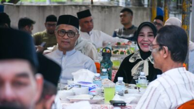 Wali Kota Banda Aceh, Illiza Sa’aduddin Djamal, didampingi suami, Amir Ridha, tampak tersenyum hangat saat menghadiri acara buka puasa bersama keluarga besar KONI Kota Banda Aceh di kawasan Beurawe, Rabu (4/3/2026).