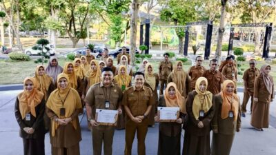 APRESIASI KINERJA: Kepala Dinas Kependudukan dan Pencatatan Sipil (Disdukcapil) Kota Banda Aceh, Heru Triwijanarko (tengah), berfoto bersama para penerima penghargaan ASN Terbaik Triwulan III dan IV Tahun 2025 beserta jajaran pegawai lainnya usai pelaksanaan apel pagi di halaman kantor setempat, Senin (9/3/2025). Penghargaan ini diberikan sebagai bentuk motivasi untuk terus meningkatkan kualitas pelayanan administrasi kependudukan yang cepat, akurat, dan ramah kepada masyarakat.