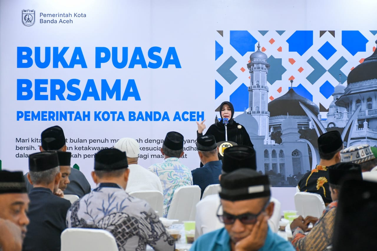 Wali Kota Banda Aceh, Illiza Sa’aduddin Djamal, menyampaikan sambutan di hadapan para keuchik dan imum mukim dalam acara buka puasa bersama di Pendopo Wali Kota, Senin (9/3/2026). Dalam momen ini, Illiza menekankan pentingnya peran pemimpin gampong sebagai ujung tombak pelayanan publik dan penggerak kolaborasi pembangunan kota.