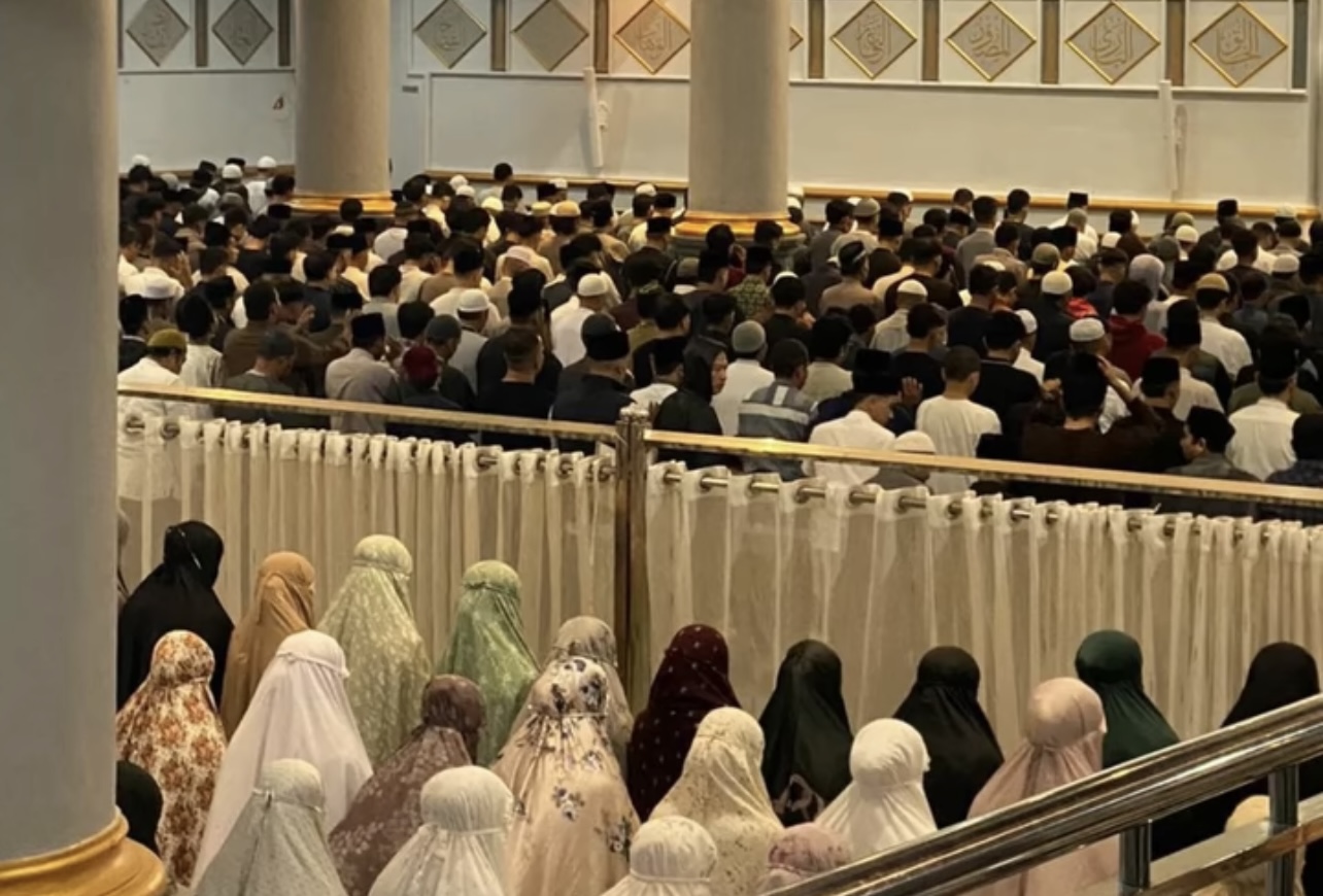 POTRET ISTIQAMAH: Suasana saf yang tetap penuh di Masjid Oman Al-Makmur, Banda Aceh, menjelang akhir Ramadan.