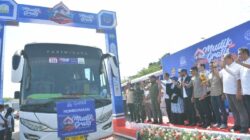 MUDIK GRATIS ACEH: Mualem melepas secara resmi keberangkatan bus mudik gratis di Depo Trans Koetaradja, Minggu (15/3). Program tahunan melalui Dinas Perhubungan Aceh ini menyediakan total kuota 6.421 orang untuk membantu mobilitas masyarakat Aceh menjelang hari raya.