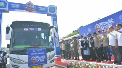 MUDIK GRATIS ACEH: Mualem melepas secara resmi keberangkatan bus mudik gratis di Depo Trans Koetaradja, Minggu (15/3). Program tahunan melalui Dinas Perhubungan Aceh ini menyediakan total kuota 6.421 orang untuk membantu mobilitas masyarakat Aceh menjelang hari raya.